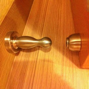 Chan-cua-nam-cham-cao-inox-vang-00