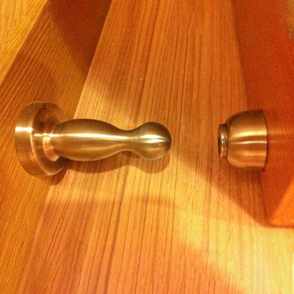 Chan-cua-nam-cham-cao-inox-vang-00