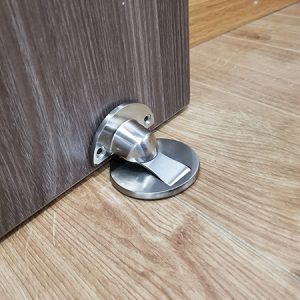 Chặn cửa nam châm thông minh inox 304 gắn sàn Karl S01